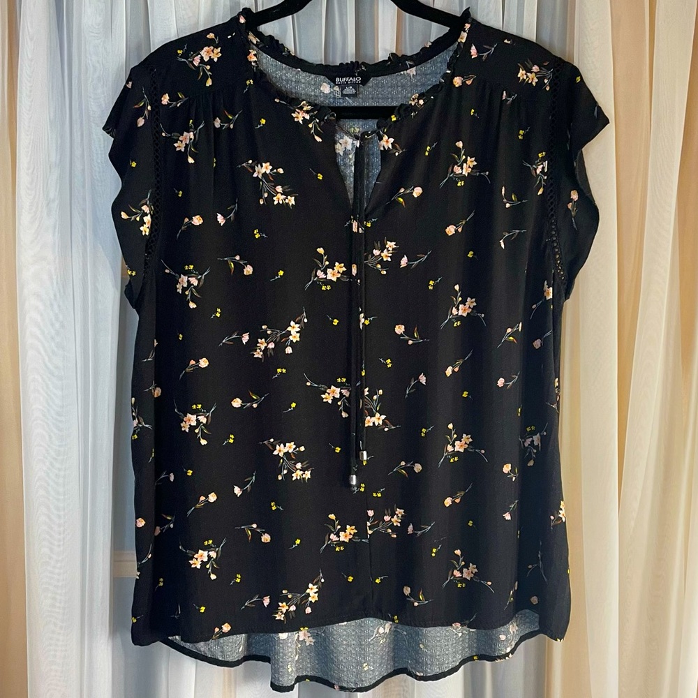 Itm 0043 Buffalo short sleeved top size LG